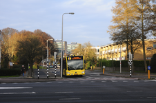 900523 Afbeelding van een stadsbus van U-OV op lijn 4 naar Terwijde op de hoek van de Kardinaal de Jongweg en de Van ...